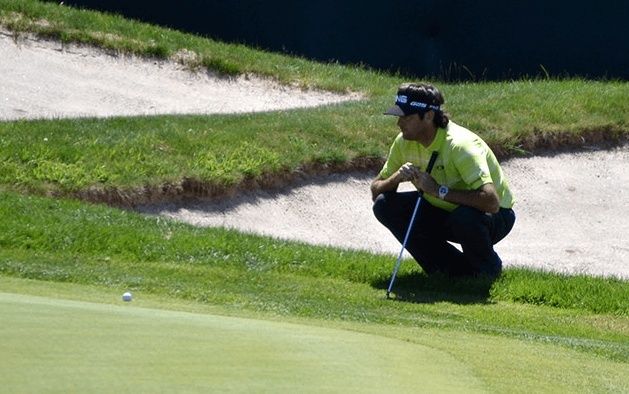 Golfspiller vurderer hellingen på greenen før en putt